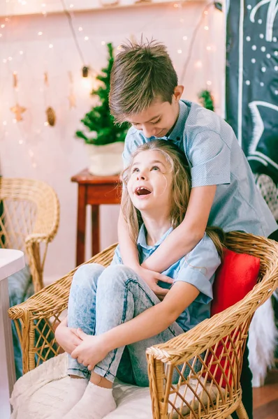 Cute Little Sister Long Hair Older Brother Anticipation Christmas Christmas — Stock Photo, Image