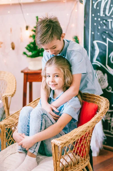 Roztomilá Sestřička Dlouhými Vlasy Starším Bratrem Očekávání Vánoc Vánoční Nálada — Stock fotografie