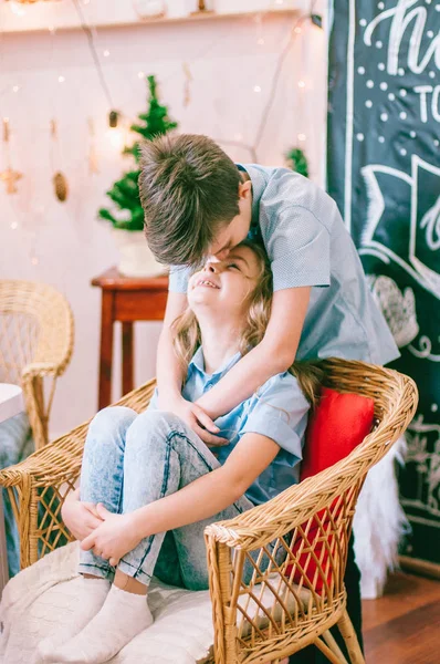 Sorellina Carina Con Capelli Lunghi Fratello Maggiore Previsione Del Natale — Foto Stock