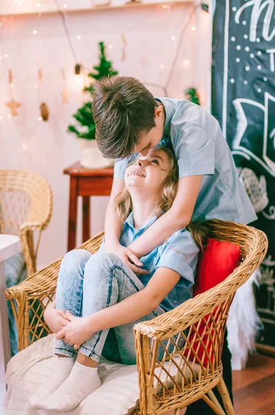 Linda Hermanita Con Pelo Largo Hermano Mayor Anticipación Navidad Humor — Foto de Stock