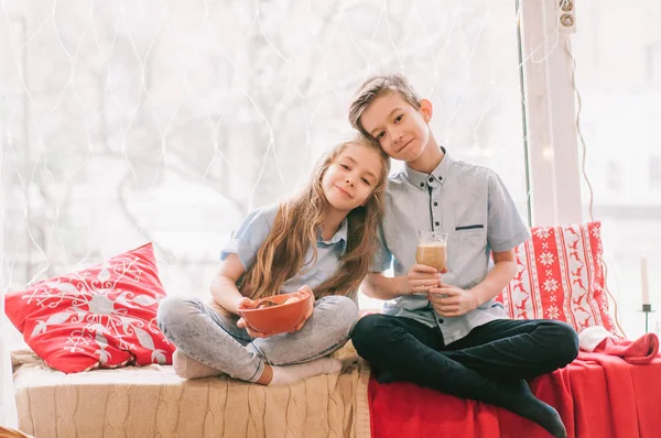 Niedliche Kleine Schwester Mit Langen Haaren Und Ein Älterer Bruder — Stockfoto