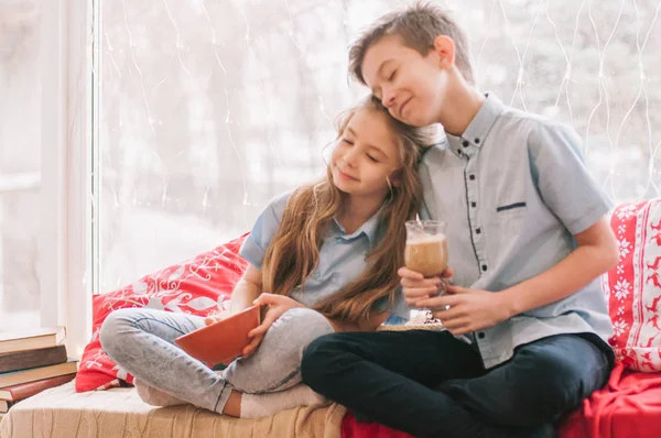 Niedliche Kleine Schwester Mit Langen Haaren Und Ein Älterer Bruder — Stockfoto