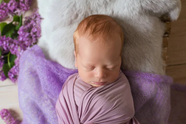Bebé Bonito Dormindo Uma Cama Madeira Cobertor Roxo Decorado Com — Fotografia de Stock