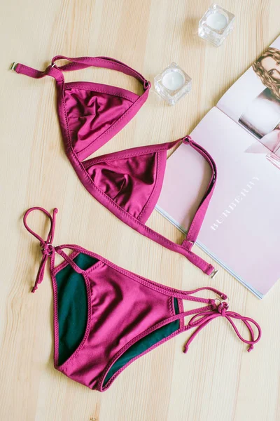 Heldere Trendy Bikini Een Houten Achtergrond Modebladen Modieuze Strandkleding Accessoires — Stockfoto