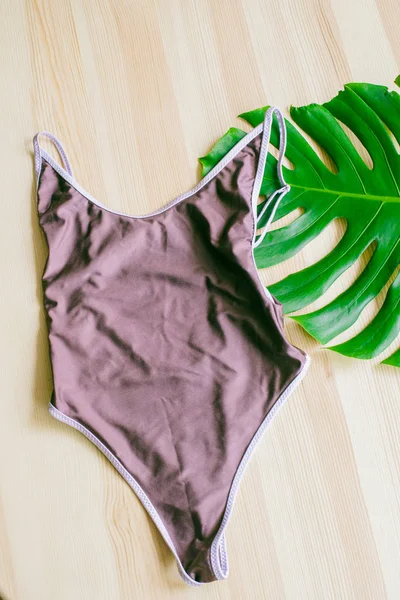 Heldere Trendy Bikini Een Houten Achtergrond Met Tropische Groene Bladeren — Stockfoto