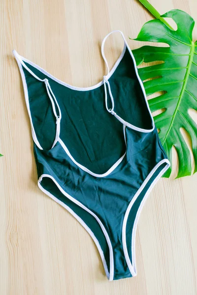 Bikini Moda Brillante Sobre Fondo Madera Con Hojas Verdes Tropicales — Foto de Stock