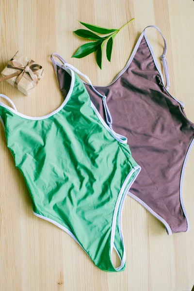 Heldere Trendy Bikini Een Houten Achtergrond Met Tropische Groene Bladeren — Stockfoto