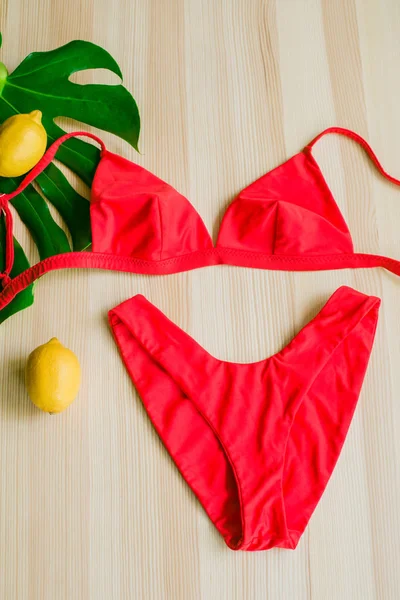 Heldere Trendy Bikini Een Houten Achtergrond Met Gele Citroenen Tropische — Stockfoto