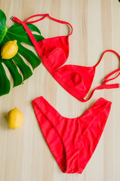 Bikini Moda Brillante Sobre Fondo Madera Con Limones Amarillos Hojas — Foto de Stock