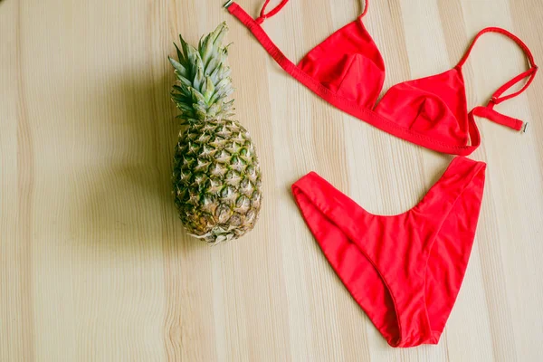 Bikini Moda Brillante Sobre Fondo Madera Con Piña Madura Ropa — Foto de Stock