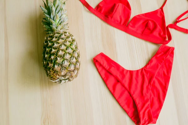 色彩艳丽的比基尼 木制背景 成熟的菠萝 时髦的泳衣 — 图库照片