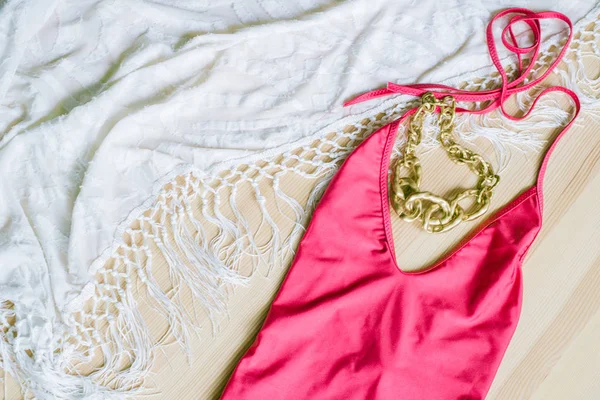 Ljusa Trendiga Bikini Trä Bakgrund Och Mode Smycken Fashionabla Strandkläder — Stockfoto