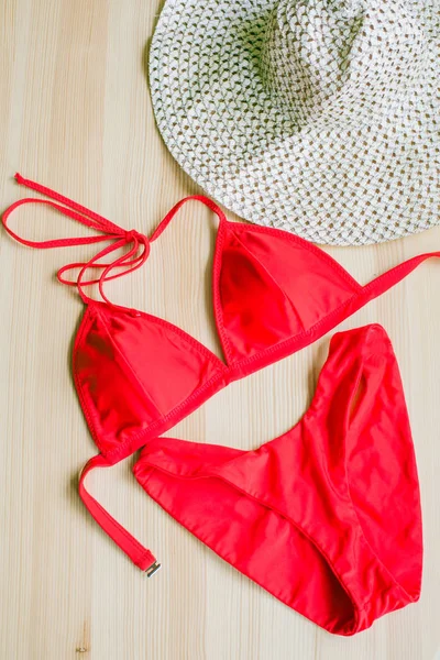 Heldere Trendy Bikini Een Houten Achtergrond Evenals Een Strohoed Met — Stockfoto