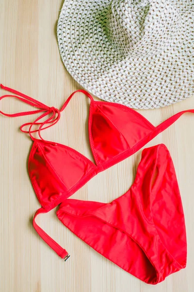 Heldere Trendy Bikini Een Houten Achtergrond Evenals Een Strohoed Met — Stockfoto