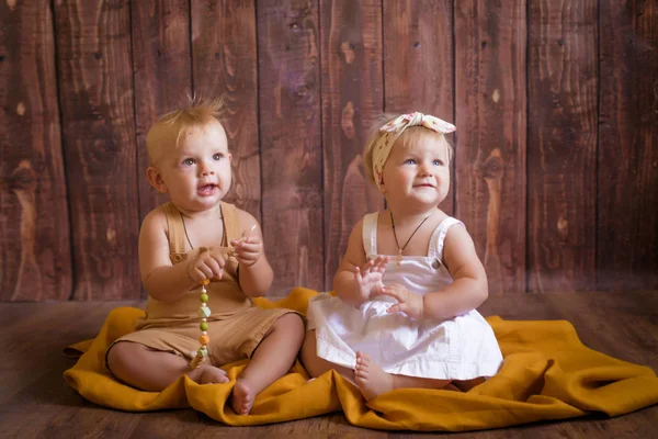 Bonito Menino Menina Com Menos Ano Idade Sentar Brincar Com — Fotografia de Stock