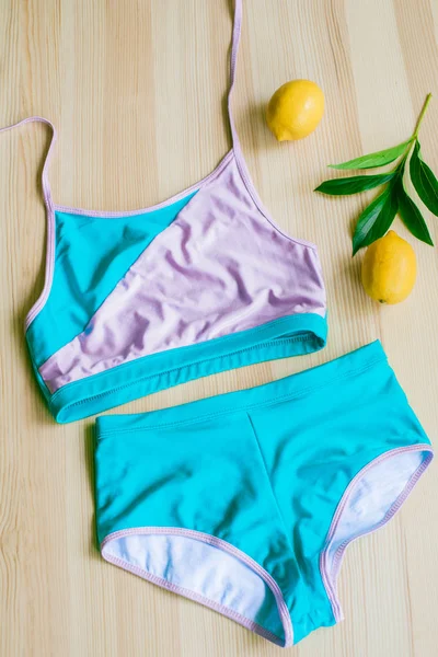 Ljusa Trendiga Bikini Träbakgrund Med Gula Citroner Och Tropiska Gröna — Stockfoto