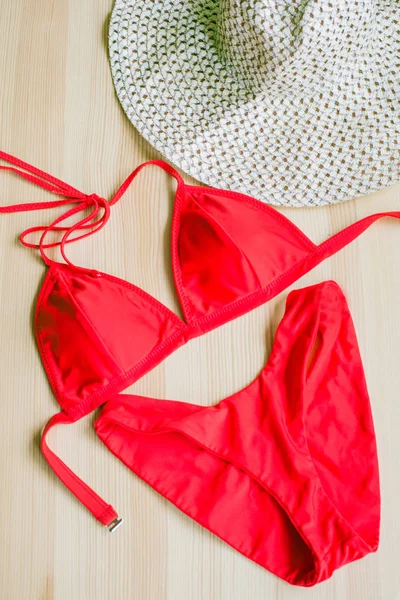 Heldere Trendy Bikini Een Houten Achtergrond Evenals Een Strohoed Met — Stockfoto