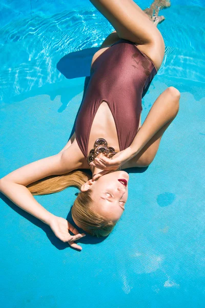 夏の屋外プールでトレンディなビキニで完璧な姿を持つブロンドの髪を持つ魅力的な若い女の子 夏の休息 クルーズ — ストック写真