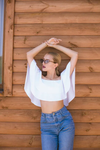 Aantrekkelijk Jong Meisje Met Een Perfect Figuur Blond Haar Trendy — Stockfoto