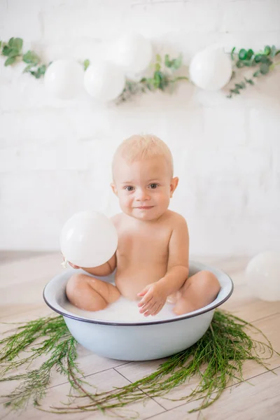 Netter Kleiner Junge Der Einem Becken Mit Seifenwasser Und Seifenblasen — Stockfoto