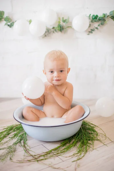 可爱的小男孩在一个有肥皂水和肥皂泡的水盆里飞溅 健康的童年 — 图库照片