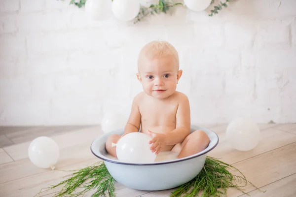 Mignon Petit Garçon Éclaboussant Dans Bassin Avec Eau Savonneuse Des — Photo