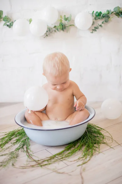 Милый Мальчик Плескающийся Раковине Мыльной Водой Мыльными Пузырями Здоровое Детство — стоковое фото