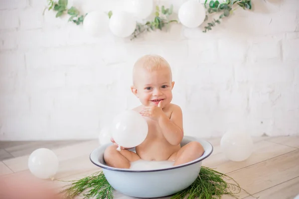 Carino Bambino Che Schizza Bacino Con Acqua Saponata Bolle Sapone — Foto Stock