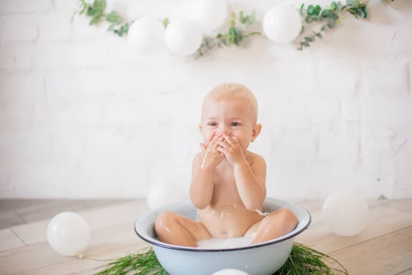 石鹸水とシャボン玉で洗面台に飛びつくかわいい男の子 健康な子供時代 — ストック写真
