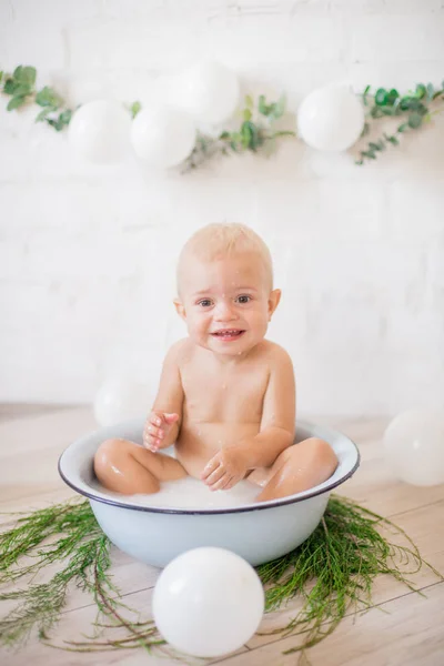 石鹸水とシャボン玉で洗面台に飛びつくかわいい男の子 健康な子供時代 — ストック写真