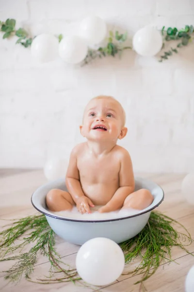 Netter Kleiner Junge Der Einem Becken Mit Seifenwasser Und Seifenblasen — Stockfoto