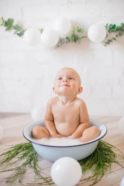 Милый Мальчик Плескающийся Раковине Мыльной Водой Мыльными Пузырями Здоровое Детство — стоковое фото