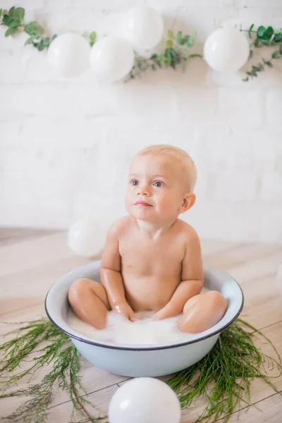 Netter Kleiner Junge Der Einem Becken Mit Seifenwasser Und Seifenblasen — Stockfoto