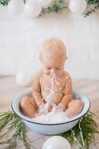 Mignon Petit Garçon Éclaboussant Dans Bassin Avec Eau Savonneuse Des — Photo