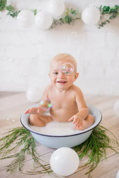 Lindo Niño Salpicando Lavabo Con Agua Jabonosa Burbujas Jabón Infancia — Foto de Stock