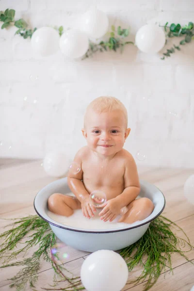 Menino Bonito Salpicando Uma Bacia Com Água Ensaboada Bolhas Sabão — Fotografia de Stock