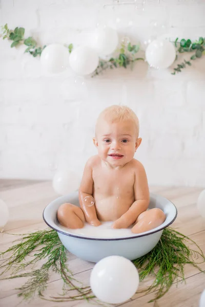 可爱的小男孩在一个有肥皂水和肥皂泡的水盆里飞溅 健康的童年 — 图库照片