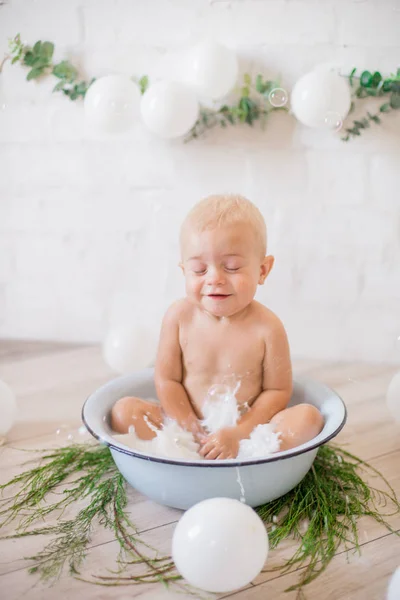 Mignon Petit Garçon Éclaboussant Dans Bassin Avec Eau Savonneuse Des — Photo