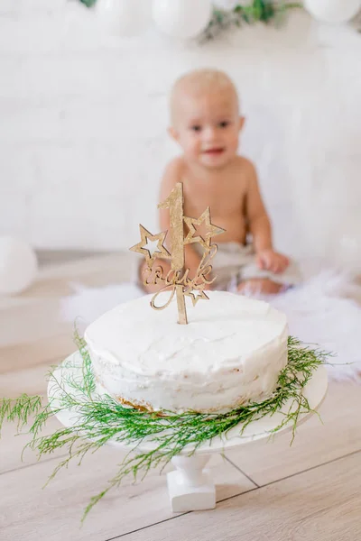 Cute Little Boy Tortu Urodzinowego Jego Pierwsze Urodziny Białymi Balonami — Zdjęcie stockowe