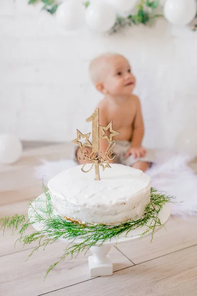 Doğum Gününde Beyaz Balonlar Klasik Kıyafetlerle Doğum Günü Pastası Olan — Stok fotoğraf