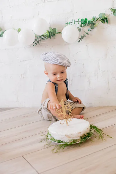 Ragazzino Carino Con Una Torta Compleanno Suo Primo Compleanno Con — Foto Stock