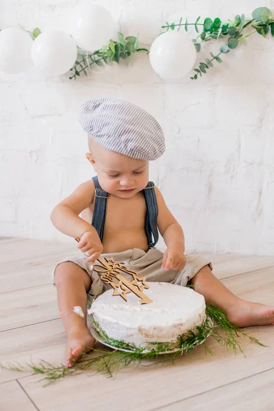 一周岁生日带着生日蛋糕 头戴白色气球 穿着老式衣服的可爱小男孩 — 图库照片