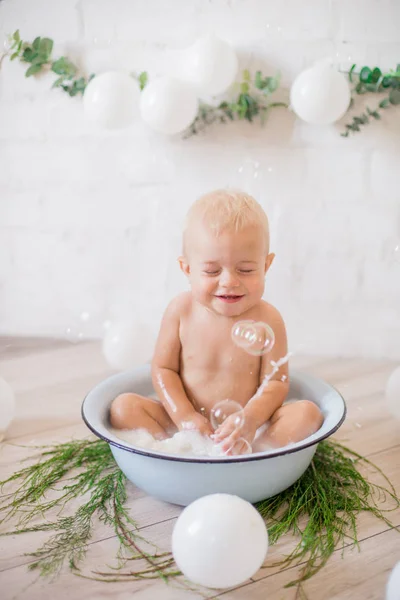 Tatlı Küçük Çocuk Sabunlu Sabun Köpüğüyle Havuza Sıçratıyor Sağlıklı Çocukluk — Stok fotoğraf