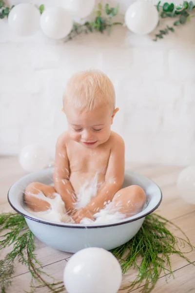 Netter Kleiner Junge Der Einem Becken Mit Seifenwasser Und Seifenblasen — Stockfoto