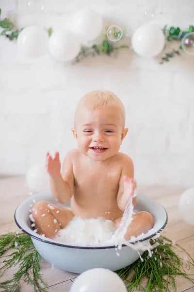 石鹸水とシャボン玉で洗面台に飛びつくかわいい男の子 健康な子供時代 — ストック写真