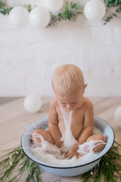 Netter Kleiner Junge Der Einem Becken Mit Seifenwasser Und Seifenblasen — Stockfoto