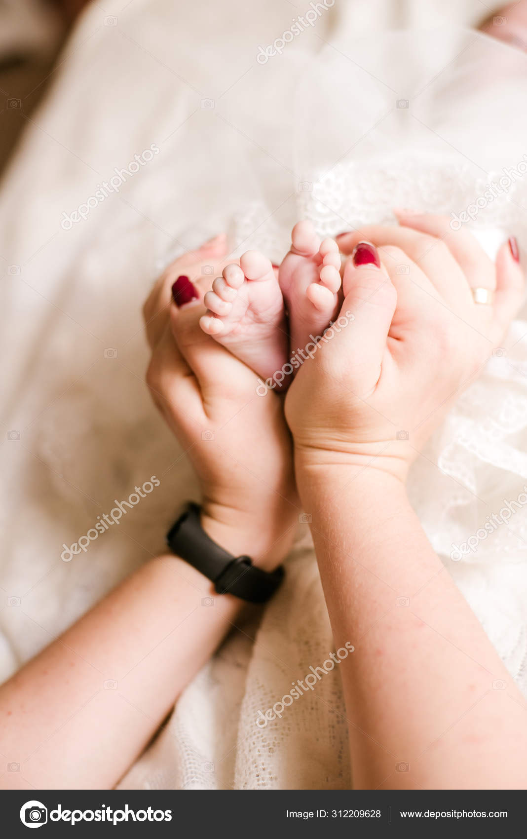 Las Manos Mama Papa Sostienen Pequenas Piernas Lindas Bebe Recien Fotografia De Stock C Capable97 Depositphotos