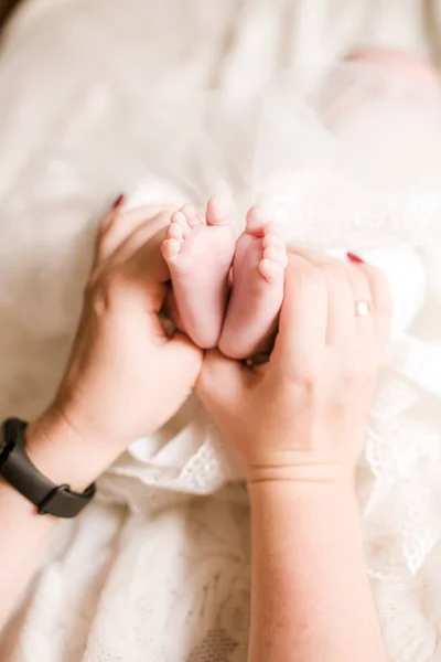 Руки Мамы Отца Держат Маленькие Милые Ножки Новорожденного Ребенка Дома — стоковое фото