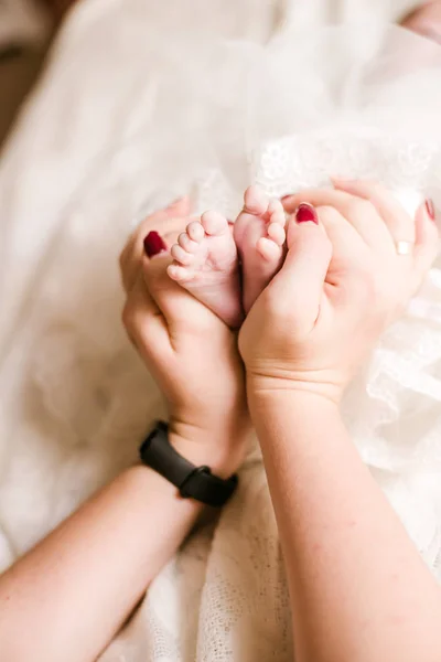 Mãe Pai Mãos Estão Segurando Pequenas Pernas Bonitos Bebê Recém — Fotografia de Stock