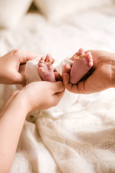 Anne Baba Elleri Beyaz Bir Yatakta Evde Yeni Doğmuş Bir — Stok fotoğraf